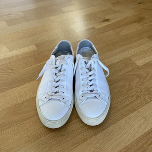 Vita sneakers Filippa K - Vita sneakers från Filippa K. Modell Morgan. Använt skick, men absolut har mer kvar att ge. Strl 43. 