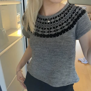 Stickad t-shirt  - Kommer inte till användning skriv vid frågor💕