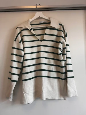 Randig tjocktröja - Mjuk tröja men gröna ränder, från zara🥰 storlek M, fint skick! 