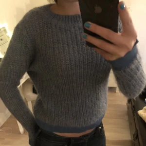 Blå stickad tröja  - Stickad tröja med resår, rätt grovt stickad så varm är den! Köpt second hand 