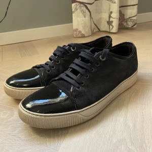 Lanvin Navy - Intressekoll på mina Lanvin Navy i storlek UK 7 (Passar 41 till 43) Rätt så använda men ändå fint skick, Skriv prisförslag:) tar även emot byten på andra skor, mvh Jonathan! 
