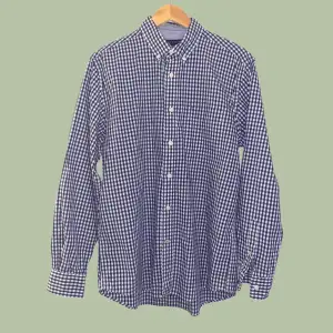 Great regular fit TOMMY’s shirt with the classy blue-white check. It has a branded edging for the last button at the bottom. Worn just once, in a perfect condition :)