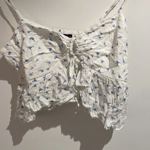 Sommartopp - Sommartopp från Gina Tricot. Använd fåtal gånger därav priset. 