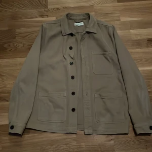 Beige Overshirt - Beige Overshirt i bra skick, storlek Medium