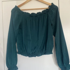 Grön singoalla topp i satin - Grön singoalla topp/blus i satin med liten volang detaljer i kanterna är XS men funkar fint på S också! Är mer grön irl, Forest Green 
