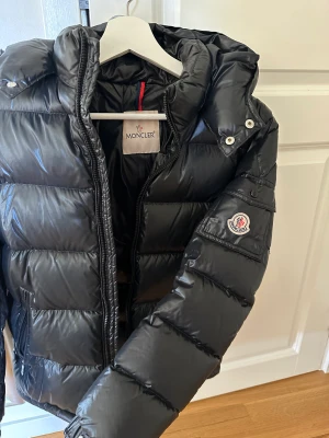 Moncler maya - Säljer nu min moncler maya i storlek 14 vilket motsvarar xs/s i vuxenstorlek. Funkar superbra som en vårjacka då den inte är alldeles för varm. Den är använd en vinter så är precis som ny. Både tags & dustbag medföljer självklart!