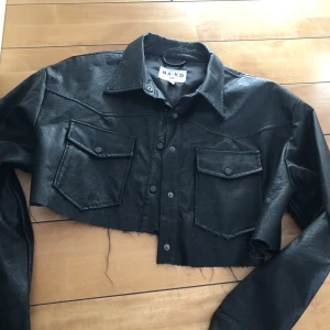 Jacka - Fake skin jacka från NAKD. Ganska kort i modellen, men väldigt fin, i bra skick!🤍