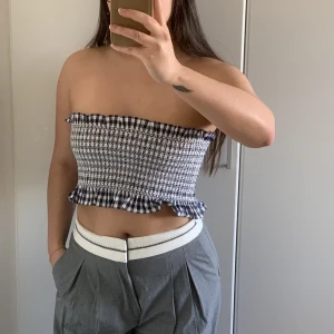 Zara topp - Rutig tub-top från zara. Aldrig använd, strl M-L