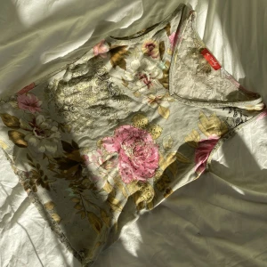 Sommar topp - Blommig sommar topp med spettstyg i ryggen💓