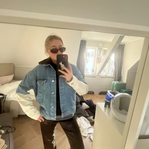 Ascool jeansjacka - Säljer denna jeansjacka som är blekt på armarna, perfekt till våren ☀️ Köparen står för frakt<3