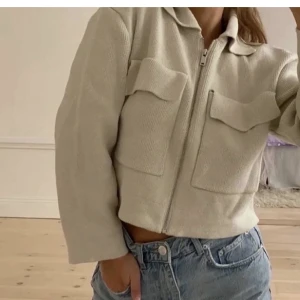 Beige kofta/jacka - Jättefin kofta/jacka från ginatricot. Kommer inte till användning. Perfekt nu till vår och sommar🌸 (Första bilden lånad)