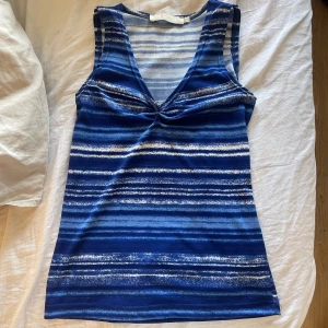 Linne  - Säljer detta unika linnet💙 Passar bra till många tillfällen!! Storlek M på tröjan men passar S också. 