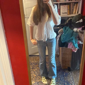 Lågmidjade bootcut vintage jeans  - Jeans från märket ”zoul” de är lågmidjade och bootcut. Jag säljer eftersom de är lite korta och sitter lite löst på mig, jag är 168 cm. De har även coola mönster på fickorna.  Mått: Midjemått: 76cm (38cm x 2) Benmått:95 cm Innerbensmått:74 cm