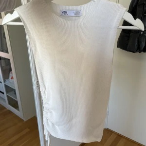 Linne - Stickat linne från zara med öppning vid sidan 💞