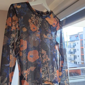 långärmad mönstrad meshtopp! - så fin meshtopp med normal passform, ganska genomskinlig!