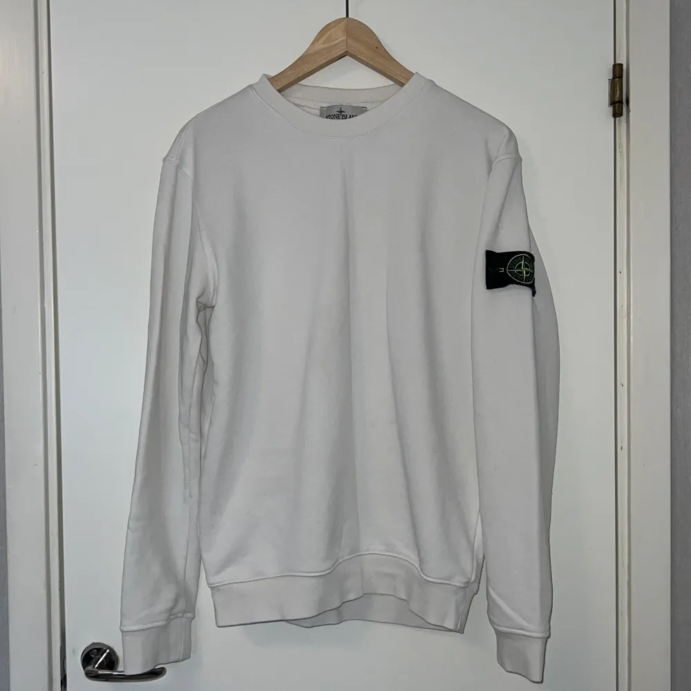 VIT STONE ISLAND SWEATSHIRT, använt den 5 gånger typ. Tröjor & Koftor.