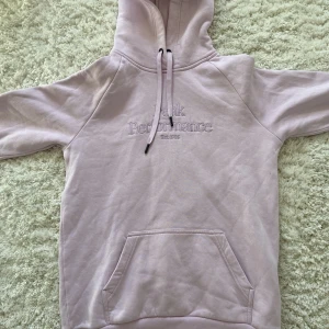 Peak performance hoodie - Peak performance hoodie i nyskick! Storlek s, jag på bilden är 170 cm. Frakt tillkommer💖