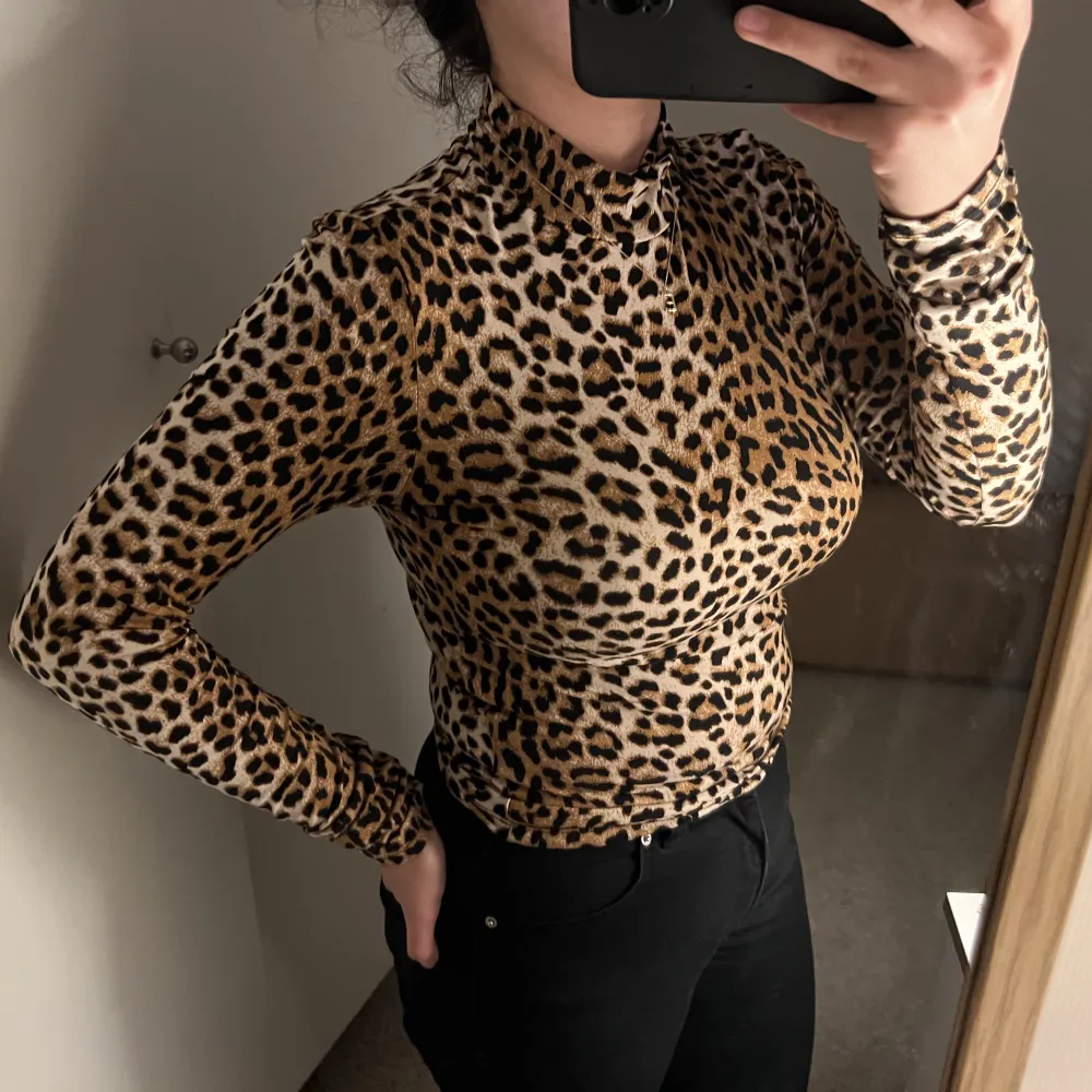 Säljer denna snygga leopard tröjan då den inte kommer till användning längre, endast använd fåtal gånger🐆. Toppar.