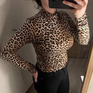 Säljer denna snygga leopard tröjan då den inte kommer till användning längre, endast använd fåtal gånger🐆