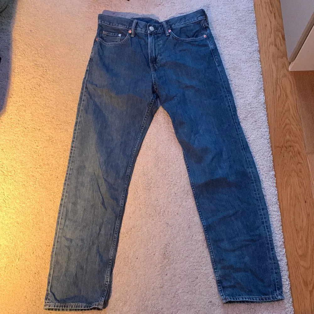 Ett par blåa Jeans från h&m, relaxed fit.  Nästan helt oanvända, om du vill ha mer bilder så skriv ba . Jeans & Byxor.