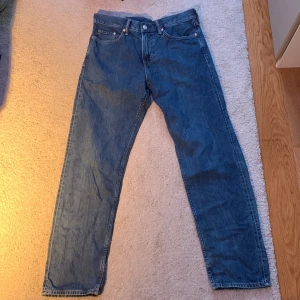 Blåa jeans h&m - Ett par blåa Jeans från h&m, relaxed fit.  Nästan helt oanvända, om du vill ha mer bilder så skriv ba 