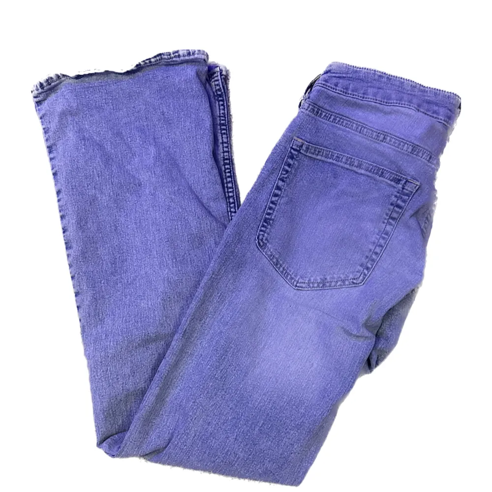 Low waisted flare jeans that are lite stretchy to snatch your curves. Jeans & Byxor.