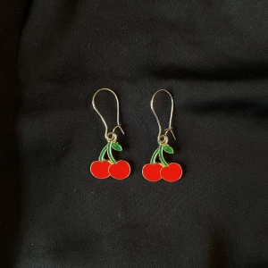 Körsbärs örhängen🍒 - Örhängen med berlocker i form av körsbär. Vid beställning får du själv välja vilken typ av krokar du föredrar (se bild 2 och 3). Så matchar jag dem med berlocken. Frakt tillkommer!🍒