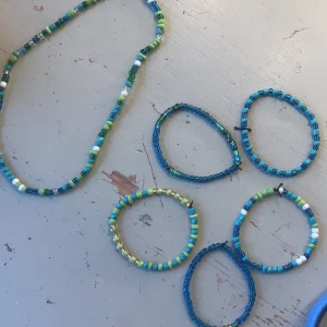 Halsband och armband! - Supersnygga armband och halsband! Kontakta mig och berätta vad du vill ha! Halsbandet kostar 60 kr och armbanden 35 kr💕✨Man kan även skriva hur långt halsbandet ska vara och hur stort armbandet ska vara också👍