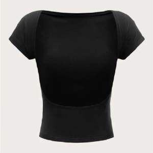 Super trendigt tröja med öppen rygg i svart, XS. Perfekt för sommaren! Obs i buden ni lägger ingår ej frakt❤️