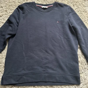 Tommy Hilfiger sweatshirt  - Bra skick, mörkblå Oanvänd 