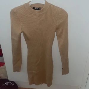 Ribbad klänning - Ribbad klänning från Missguided. Aldrig använd