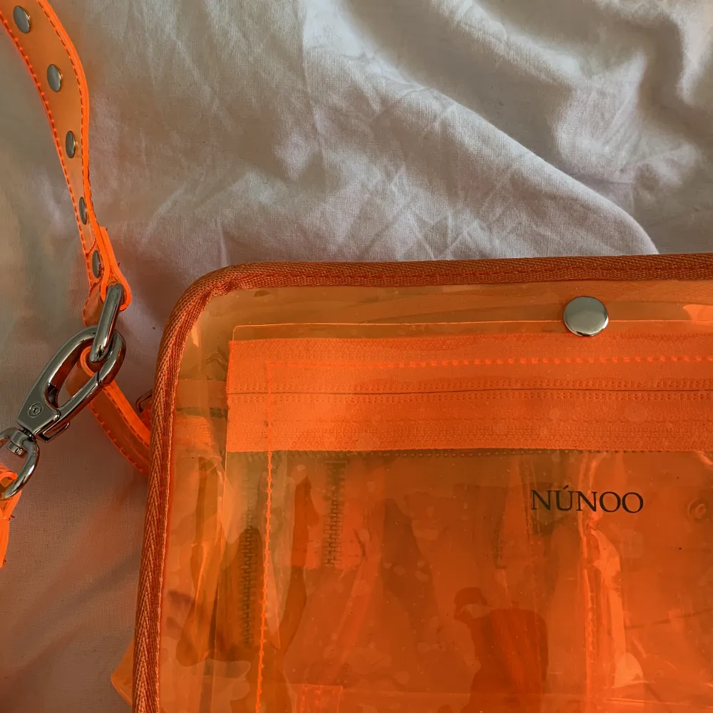 Så cool transparent orange nunoo väska!!. Väskor.