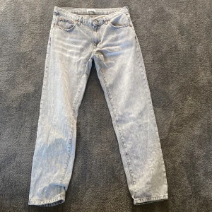 Woodbird jeans - Säljer ett par skit snygga Woodbird jeans i storlek 31/32. Säljer då jag köpte fel storlek. Pris går att diskutera vid snabb affär.  Kan skickas och mötas upp i Stockholm. 