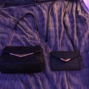 Väskor - Svarta väskor med lite guld på. Aldrig använt den stora men den lila lite. 💕