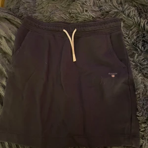 gant kjol  - säljer nu min super fina gant kjol som jag köpte för två somrar sen! super fint skick på den och så så skön! vet inte om den säljs längre eller inte! kom privat vid frågor eller bilder. !! tryck inte på köp nu !!