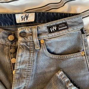 Skitsnygga jeans från Eytys. Använda en gåmg men är tyvärr för små😀❤️  Storlek: 27W 28L Högmidjade tajt i rumpan, raka i benen😃