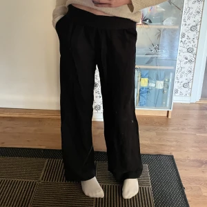 Svarta linnebyxor  - Jättefina linnebyxor till sommaren. De har inga snören och går att göra low-waist beroende på hur lågt ner du väljer att ha byxorna. Har självt använt de som low waist o på bilden har jag vikt ner kanten så de blir low-waist! Köparen står för frakt! 