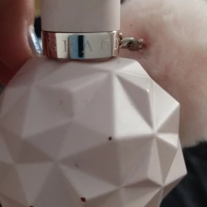 Ariana Grande perfume - Helt ny använt den 2 gånger den är från hennes store köpte den för 789kr