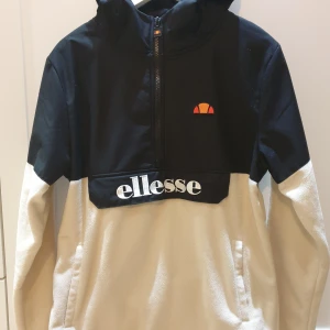 Fleecejacka  - Ellesse fleecejacka i strl M.Ny pris 1200 kr.Använd en gång.