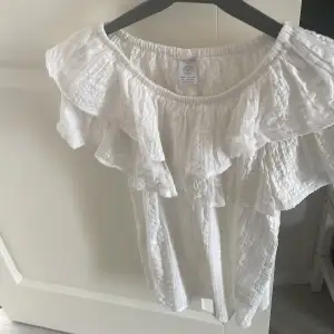 En fin blus/topp från Lindex i fint skick knappt använd med en liten defekt (se bild 2) en liten fläck. Men den syns knappt man får säkert bort den om man försöker med lite vanish ⭐️Skriv för frågor eller mer bilder☺️ 158/164 motsvarar ungefär Xs 