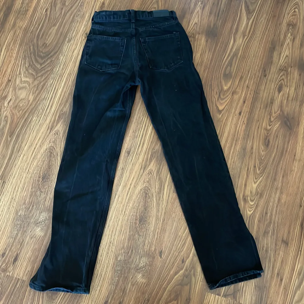 Högmidjade svarta jeans med slits! Dessa jeansen har använts alldeles för lite eftersom de varit för stora. De är verkligen fina och hoppas att de ska komma till användning hos någon annan!😍. Jeans & Byxor.