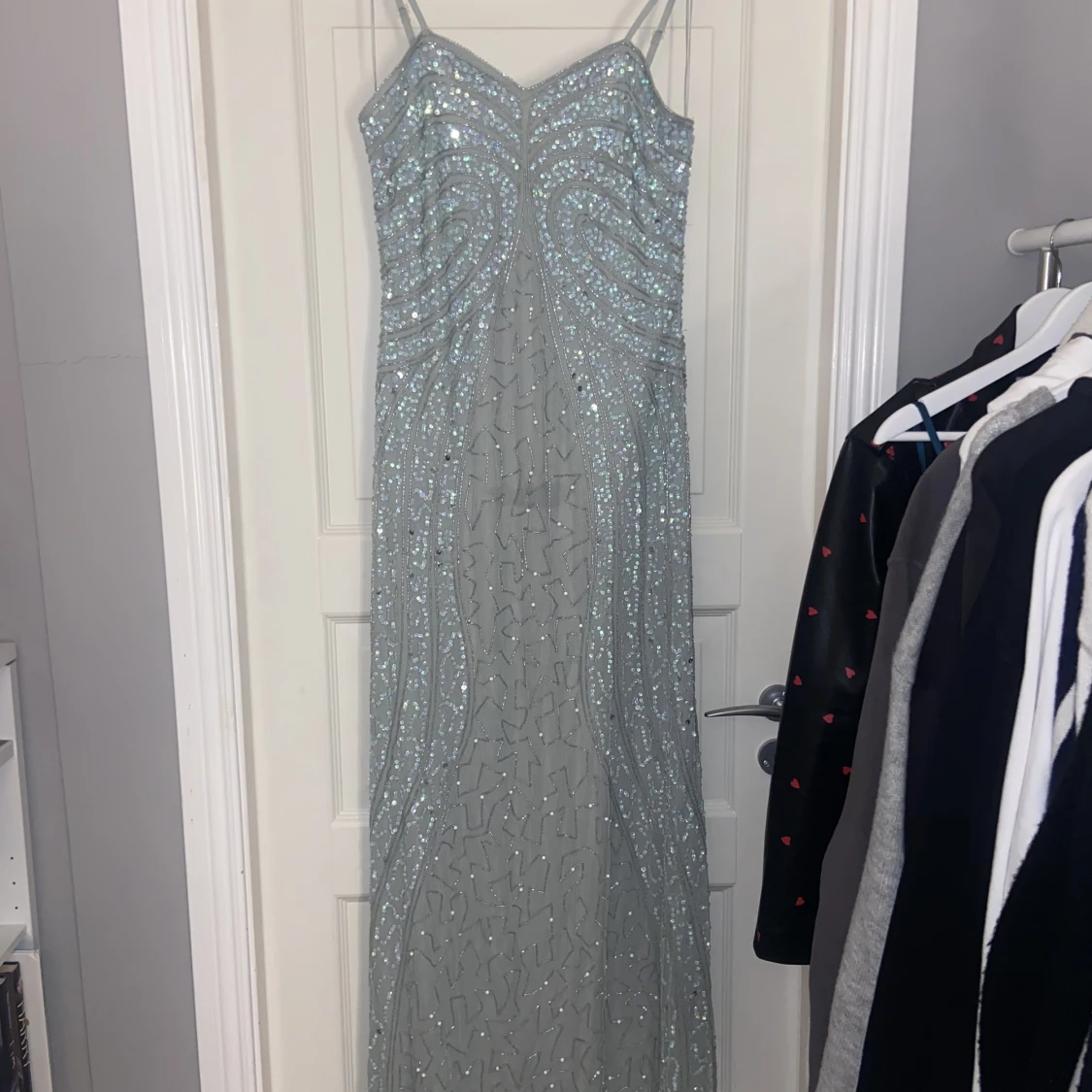 Glittrig maxiklänning 