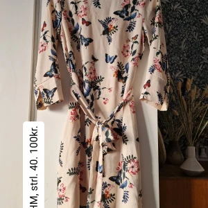 Sommarklänning - Mycket fin sommarklänning, nästintill oanvänd. Storlek 40, från HM. 100 kr. Nytvättad, men katt finns i hemmet. 