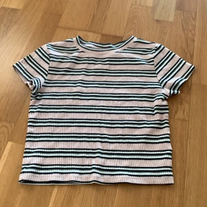 Hm tröja - Tröjan passar för personer som är längre 140cm men då blir det som en magtröja