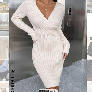 Oanvänt stickad klänning  - Superfin stickad klänning, helt oanvänd.  Storlek S men väldigt stretchig så passar även M  100kr plus frakt på 30kr 