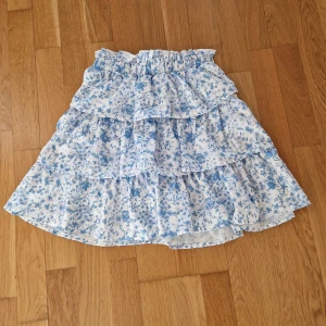 Blå blommig kjol - Jätte fin kjol som kommer från shein som aldrig är använd. Kjolen passar för folk med storlekar större än 152