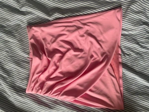 Kjol - Väldigt gullig liten kjol. Älskar denna men tyvärr har den blivit för liten. Jättefin och passar till många tillfällen. Dragkedja på baksidan.