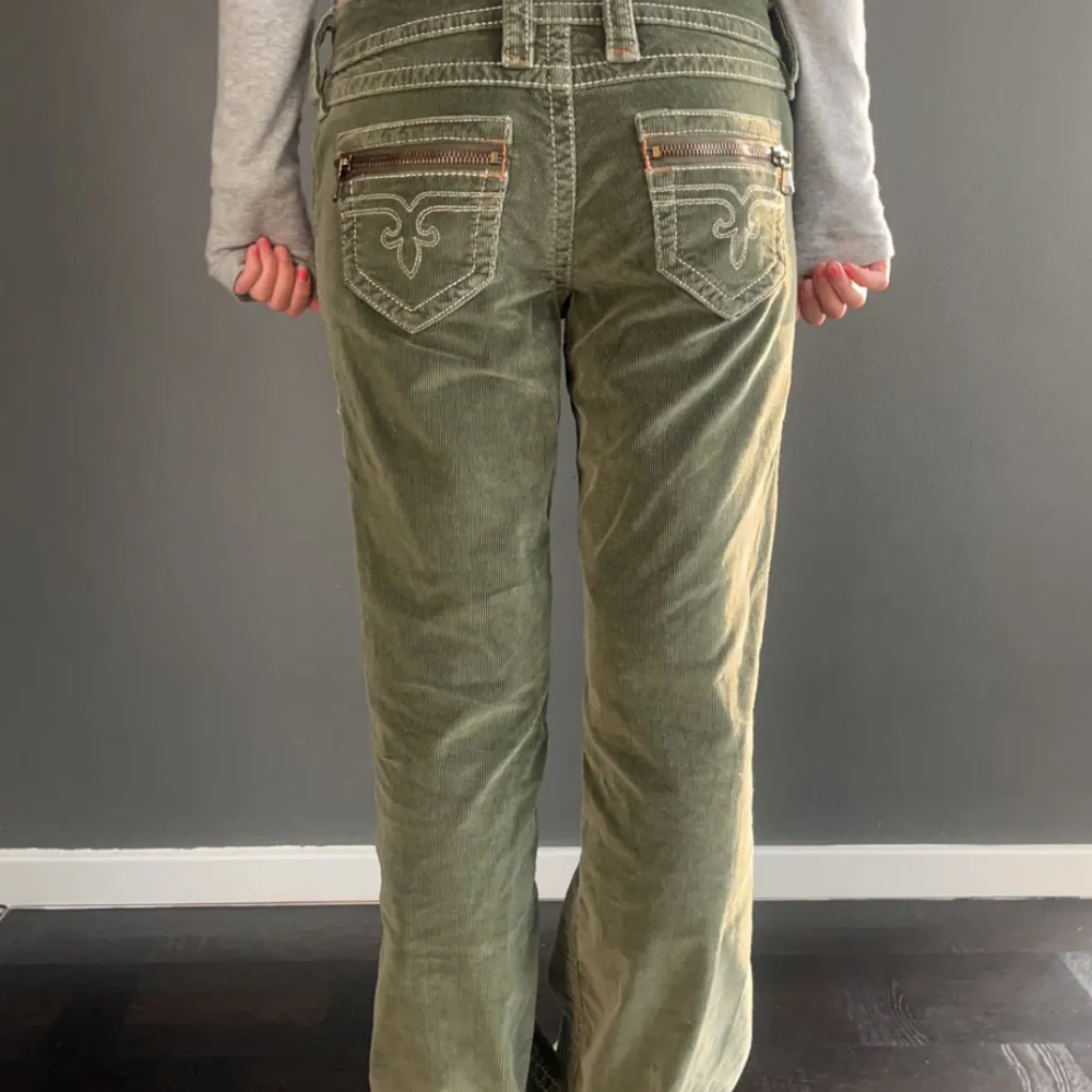 säljer dessa as coola gröna byxor, köpta vintage 💓. Jeans & Byxor.