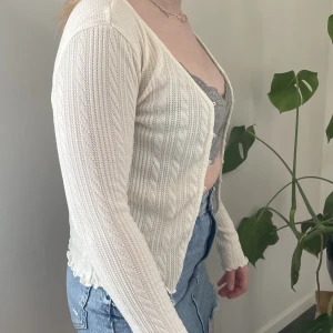 Vit kofta - Vit kofta från Kappahl i storlek xs! Fint skick!💕💕