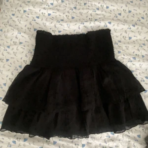 Volangkjol - Klicka inte på köp direkt!Volangkjol från Gina 😍 stl S. 100kr+frakt 🌸